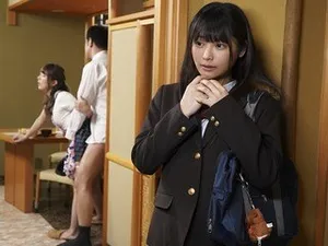 Con mèo nhỏ mới lớn cướp chồng yêu của mẹ